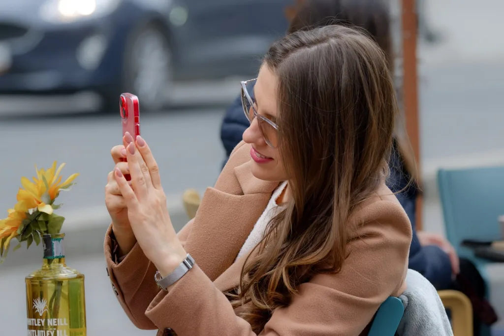 woman, camera, phone-8565954.jpg